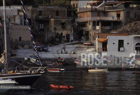 SICILIA  , ( ARCIPELAGO DELLE ISOLE EOLIE) ISOLA DI SALINA : PORTICCIOLO  - © 2002 Graziano Arici/Rosebud2 / GEO / MARE