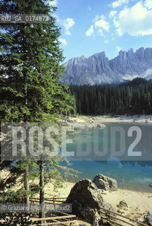 ALTO ADIGE (SUDTIROL), BOLZANO, LAGO DI CAREZZA (KARERSEE) CON IL MASSICCIO DEL LATEMAR  :   - © 2002 Graziano Arici/Rosebud2 / GEO / MONTAGNA