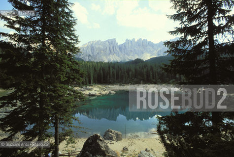 ALTO ADIGE (SUDTIROL), BOLZANO, LAGO DI CAREZZA (KARERSEE) CON IL MASSICCIO DEL LATEMAR  :   - © 2002 Graziano Arici/Rosebud2 / GEO / MONTAGNA