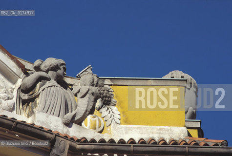 ALTO ADIGE (SUDTIROL), (BOLZANO), MERANO (MERAN) : IL TEATRO  - © 2002 Graziano Arici/Rosebud2 / GEO / ARCHITETTURA / SECESSIONE