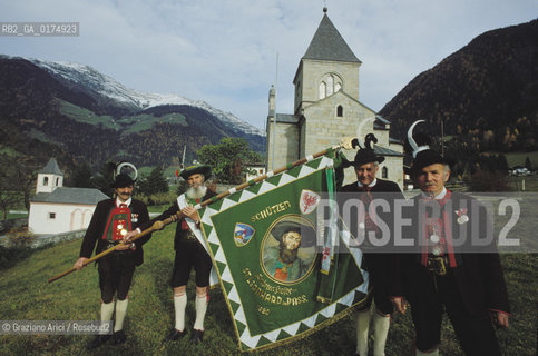 ALTO ADIGE (SUDTIROL), BOLZANO, SAN LEONARDO IN VAL PASSIRIA (ST.LEONHARD IN PASSEIER) SCHUETZEN DAVANTI ALLA CASA NATALE DI ANDREAS HOFER E CAPPELLA VOTIVA  - © 2002 Graziano Arici/Rosebud2 / GEO / PROBLEMA ALTOATESINO