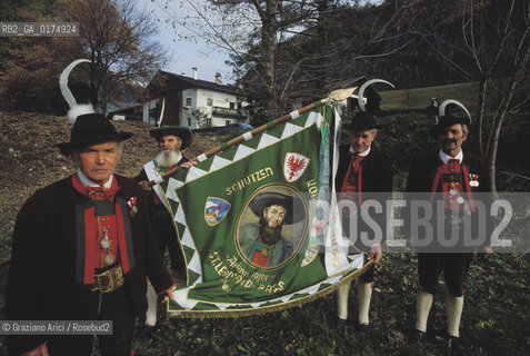 ALTO ADIGE (SUDTIROL), BOLZANO, SAN LEONARDO IN VAL PASSIRIA (ST.LEONHARD IN PASSEIER) SCHUETZEN DAVANTI ALLA CASA NATALE DI ANDREAS HOFER E CAPPELLA VOTIVA  - © 2002 Graziano Arici/Rosebud2 / GEO / PROBLEMA ALTOATESINO