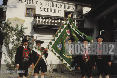 ALTO ADIGE (SUDTIROL), BOLZANO, SAN LEONARDO IN VAL PASSIRIA (ST.LEONHARD IN PASSEIER) : SCHUETZEN DAVANTI ALLA  CASA NATALE DI ANDREAS HOFER E CAPPELLA VOTIVA  - © 2002 Graziano Arici/Rosebud2 / GEO / PROBLEMA ALTOATESINO