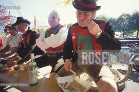 ALTO ADIGE (SUDTIROL), (BOLZANO), MERANO (MERAN) :  SFILATA DI SCHUETZEN - © 2002 Graziano Arici/Rosebud2 / GEO / PROBLEMA ALTOATESINO / GASTRONOMIA