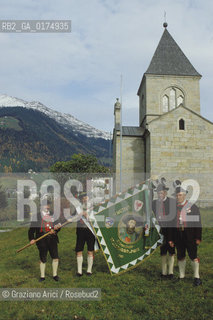 ALTO ADIGE (SUDTIROL), BOLZANO, SAN LEONARDO IN VAL PASSIRIA (ST.LEONHARD IN PASSEIER) : SCHUETZEN DAVANTI ALLA  CASA NATALE DI ANDREAS HOFER E CAPPELLA VOTIVA  - © 2002 Graziano Arici/Rosebud2 / GEO / PROBLEMA ALTOATESINO