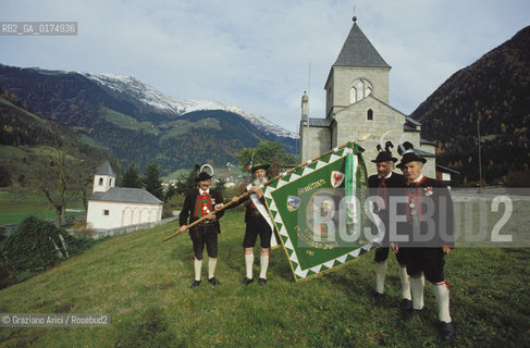 ALTO ADIGE (SUDTIROL), BOLZANO, SAN LEONARDO IN VAL PASSIRIA (ST.LEONHARD IN PASSEIER) : SCHUETZEN DAVANTI ALLA  CASA NATALE DI ANDREAS HOFER E CAPPELLA VOTIVA  - © 2002 Graziano Arici/Rosebud2 / GEO / PROBLEMA ALTOATESINO