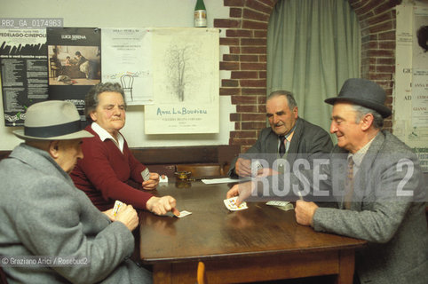 VENETO, ASOLO ( TREVISO) : OSTERIA  © 2002 Graziano Arici/Rosebud2 / GEO / CARTE / GIOCO