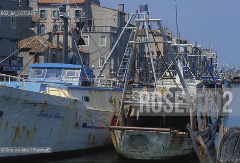 VENETO, CHIOGGIA  (VENEZIA) : BARCHE DA PESCA NEL CANALE S.DOMENICO  -  © 2002 Graziano Arici/Rosebud2 / GEO /