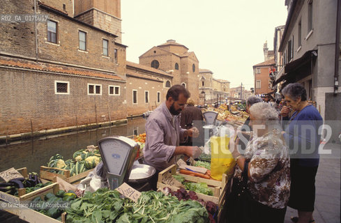 VENETO, CHIOGGIA  (VENEZIA) : MERCATO DI FRUTTA SUL CANALE DELLA VENA  -  © 2002 Graziano Arici/Rosebud2 / GEO