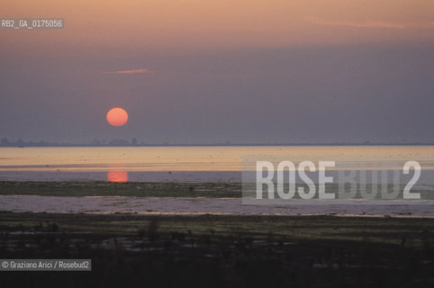VENETO, TRAMONTO SUL DELTA DEL PO  -  © 2002 Graziano Arici/Rosebud2 / GEO /