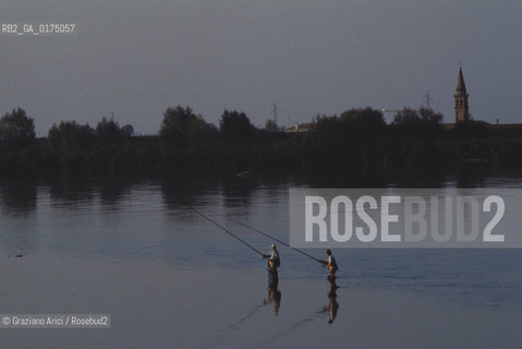 VENETO, TRAMONTO SUL DELTA DEL PO :PESCA SUL FIUME -  © 2002 Graziano Arici/Rosebud2 / GEO /