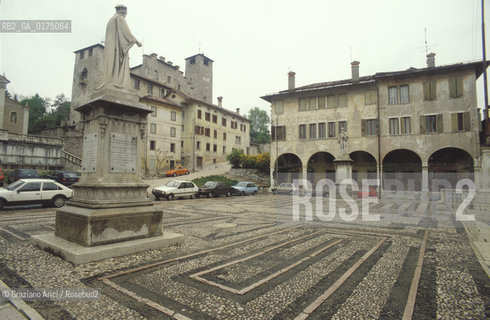 VENETO, FELTRE (BELLUNO) : PIAZZA MAGGIORE  -  © 2002 Graziano Arici/Rosebud2 / GEO /