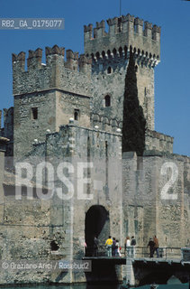 VENETO, LAGO DI GARDA (VERONA) : SIRMIONE, IL CASTELLO -  © 2002 Graziano Arici/Rosebud2 / GEO /
