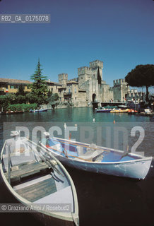 VENETO, LAGO DI GARDA (VERONA) : SIRMIONE, IL CASTELLO -  © 2002 Graziano Arici/Rosebud2 / GEO /