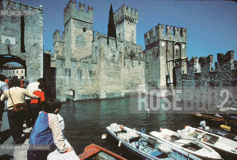 VENETO, LAGO DI GARDA (VERONA) : SIRMIONE, IL CASTELLO -  © 2002 Graziano Arici/Rosebud2 / GEO /
