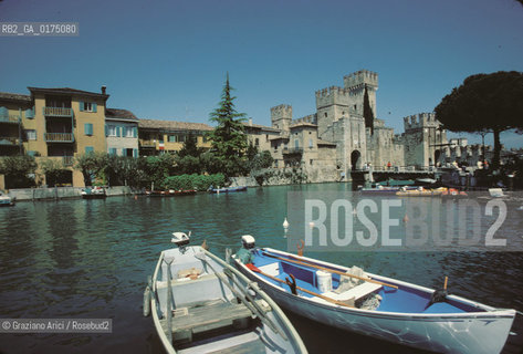 VENETO, LAGO DI GARDA (VERONA) : SIRMIONE, IL CASTELLO -  © 2002 Graziano Arici/Rosebud2 / GEO /