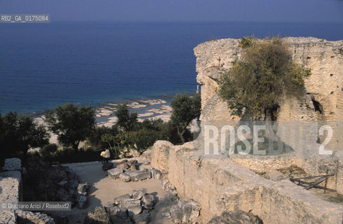VENETO, LAGO DI GARDA (VERONA) : SIRMIONE, LE GROTTE (VILLA ) DI CATULLO -  © 2002 Graziano Arici/Rosebud2 / GEO / ARCHEO