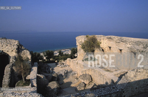 VENETO, LAGO DI GARDA (VERONA) : SIRMIONE, LE GROTTE (VILLA ) DI CATULLO -  © 2002 Graziano Arici/Rosebud2 / GEO / ARCHEO