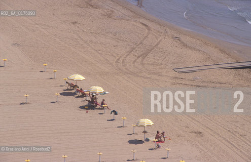 VENETO, SPIAGGIA DI JESOLO (VENEZIA) :  -  © 2002 Graziano Arici/Rosebud2 / GEO / MARE