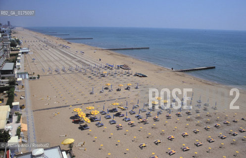 VENETO, SPIAGGIA DI JESOLO (VENEZIA) :  -  © 2002 Graziano Arici/Rosebud2 / GEO / MARE