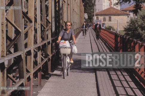 VENETO, PONTE SUL PIAVE   -  © 2002 Graziano Arici/Rosebud2 / GEO / BICICLETTA
