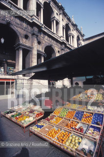 VENETO, VICENZA :PIAZZA DEI SIGNORI -MERCATO  -  © 2002 Graziano Arici/Rosebud2 / GEO / ARCHITETTURA