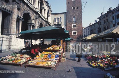 VENETO, VICENZA :PIAZZA DEI SIGNORI - MERCATO  -  © 2002 Graziano Arici/Rosebud2 / GEO