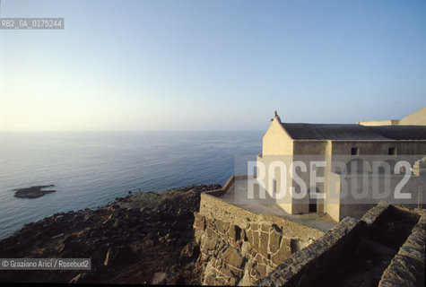 SARDEGNA, CASTELSARDO (SASSARI): STRADINA ©Graziano Arici/Rosebud2 / GEO / CHIESA / MARE