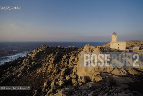 SARDEGNA, S.TERESA DI GALLURA (SASSARI): IL FARO A CAPO TESTA  ©Graziano Arici/Rosebud2 / GEO / MARE / ROCCIA