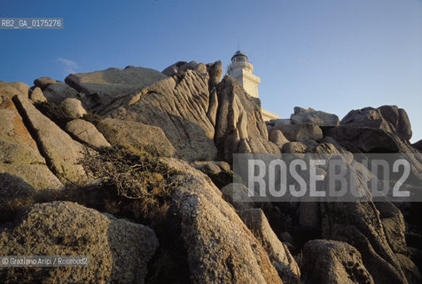 SARDEGNA, S.TERESA DI GALLURA (SASSARI): IL FARO A CAPO TESTA  ©Graziano Arici/Rosebud2 / GEO / MARE / ROCCIA