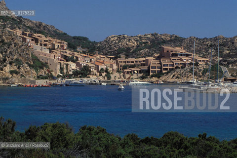 SARDEGNA, ISOLA DELLA MADDALENA : VILLAGGIO TURISTICO (SASSARI)  © 2002 Graziano Arici/Rosebud2 / GEO / MARE / ROCCIA