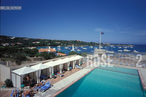 SARDEGNA, COSTA SMERALDA : YACHT CLUB PORTO CERVO (SASSARI)  © 2002 Graziano Arici/Rosebud2 / GEO / MARE / PISCINA