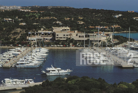SARDEGNA, COSTA SMERALDA : YACHT CLUB PORTO CERVO (SASSARI)  © 2002 Graziano Arici/Rosebud2 / GEO / MARE / PISCINA