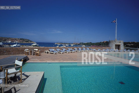 SARDEGNA, COSTA SMERALDA :  PORTO CERVO . YACHT CLUB (SASSARI)  © 2002 Graziano Arici/Rosebud2 / GEO / MARE / PISCINA