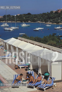 SARDEGNA, COSTA SMERALDA :  PORTO CERVO . YACHT CLUB (SASSARI)  © 2002 Graziano Arici/Rosebud2 / GEO / MARE / PISCINA