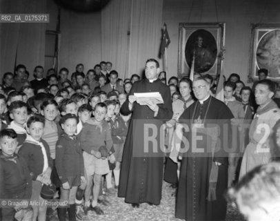 THE PATRIARCH OF VENICE ADEODATO PIAZZA MEETING YOUNG BOYSCOUTS IN VENICE - 1948 - © ARCHIVIO Graziano Arici/Rosebud2  / RELIGIONE / PATRIARCA / BOYSCOUTS