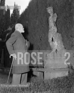THE ART CRITIC BERNARD BERENSON IN THE GARDEN OF HIS VILLA  I TATTI  IN SETTIGNANO ( FLORENCE ) - 1951 - © ARCHIVIO Graziano Arici/Rosebud2  / ARTE / CRITICO / COPIA DELLA STATUA DELLA SCUOLA DI FIDIA SCOPERTA DA LUI