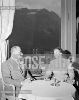 THE BRITISH OIL TYCOON NUBAR GULBENKIAN WITH HIS WIFE - SAINT MORITZ - 1949 © ARCHIVIO Graziano Arici/Rosebud2  / VARIE