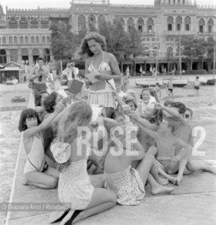 THE PRINCESS OF BRANCIFORTE ONDINA MARIS AT VENICE LIDO BEACH - 1950 - © ARCHIVIO Graziano Arici/Rosebud2  / NOBILTA / PRINCIPE / SPIAGGIA /AUTOGRAFO / FANS / FOTOGRAFO