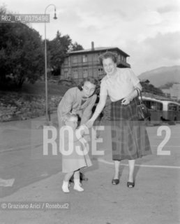 THE COUNTESS RESA COLONNA WITH THE COUNTESS GIOVANNELLA SPALLETTI MODIANO - SAINT MORITZ - 1949 - © ARCHIVIO Graziano Arici/Rosebud2  / NOBILTA / CONTE