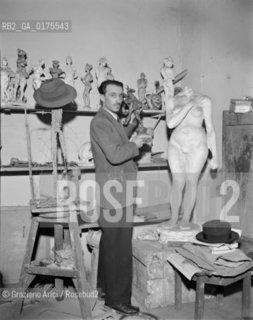 THE SCULPTOR LUIGI BROGGINI IN HIS STUDIO IN MILAN - 1950 © ARCHIVIO Graziano Arici/Rosebud2  / ARTE / SCULTORE