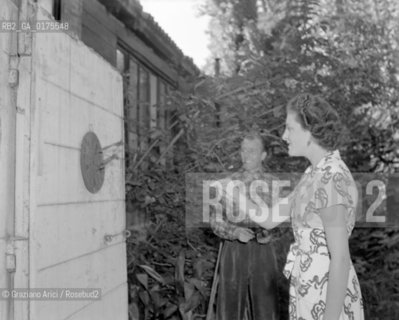 THE DUCHESS MARITZ DI CADAVAL WITH THE SCULPTOR TONI LUCARDA - VENICE- 1948 © ARCHIVIO Graziano Arici/Rosebud2  / CONTI / NOBILTA / ARTE / SCULTORE