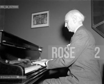 THE CONDUCTOR VICTOR DE SABATA AT LA SCALA THEATRE IN MILAN  - 1950 - © ARCHIVIO Graziano Arici/Rosebud2  / MUSICA / DIRETTORE DORCHESTRA / PIANOFORTE