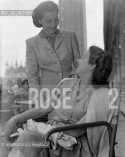 THE COUNTESS MARIA TERESA FOSCARI WITH THE COUNTESS MARCELLA MARCELLO IN VENICE - 1948 - @ ARCHIVIO Graziano Arici/Rosebud2 / NOBILTA / CONTE