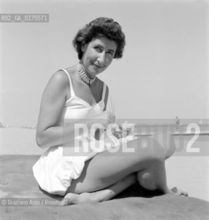 THE COUNTESS ALBERTA FOSCARI ROTA AT VENICE LIDO BEACH - 1948 - @ ARCHIVIO Graziano Arici/Rosebud2 / NOBILTA / CONTE / SPIAGGIA