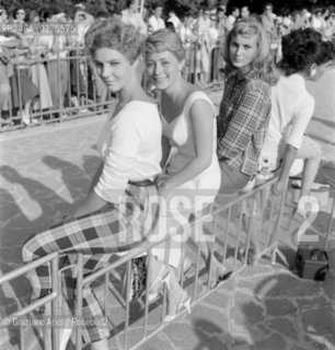 THE ACTRESS MARIA PIA GIORDANI WITH GIULIA CARAVIERI AND ROSY MAZZACURA AT VENICE LIDO - 1956 - © ARCHIVIO Graziano Arici/Rosebud2  / CINEMA / ATTRICE