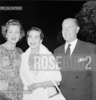 BARBARA HUTTONS PARTY IN LOCANDA CIPRIANI IN TORCELLO (VENICE) : THE HEIRESS BARBARA HUTTON WITH KIKI BRANDOLINI AND THE BARON VON CRAMM - 1957  - © ARCHIVIO Graziano Arici/Rosebud2  / NOBILE / NOBILTA / BARONE / EREDITIERE / FESTA