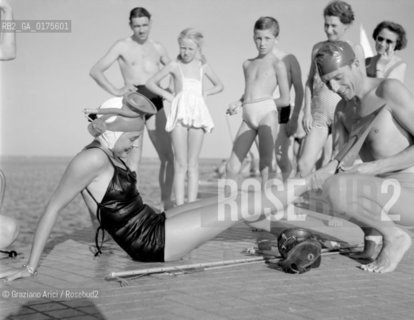 THE COUNTESS ANNA MARIA VOLPI LACLOCHE WITH  THE SCULPTOR TONI  LUCARDA AT VENICE LIDO BEACH - 1948 © ARCHIVIO Graziano Arici/Rosebud2  / CONTESSA / NOBILTA / SPIAGGIA / ARTE / SCULTORE