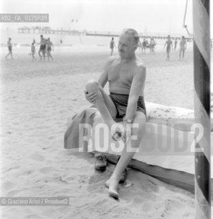 THE POLITICIAN OSWALD MOSLEY AT VENICE LIDO BEACH - 1958 - @ ARCHIVIO Graziano Arici/Rosebud2 / POLITICA / UOMO POLITICO / LEADER PARTITO FASCISTA INGLESE / SPIAGGIA