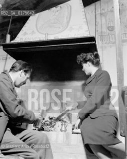 THE PAINTER ANTON ZORAN MUSIC WITH HIS WIFE THE PAINTER IDA BARBARIGO - VENICE  - 1946 - © ARCHIVIO Graziano Arici/Rosebud2  / ARTE / PITTORE